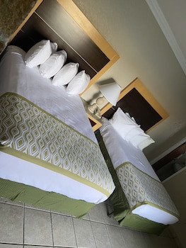 Lindbergh Bay Hotel And Villas