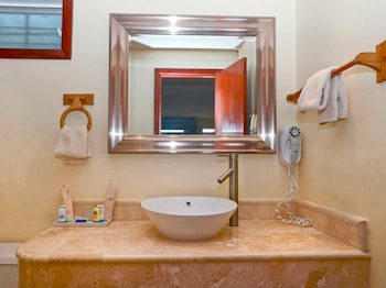 Lindbergh Bay Hotel And Villas