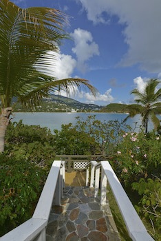 Lindbergh Bay Hotel And Villas