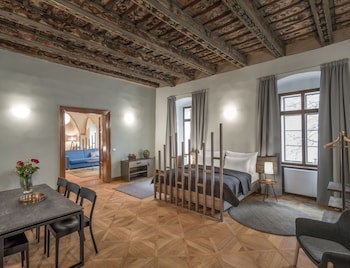 3 Epoques Apartments By Adrez Living