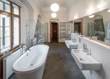 3 Epoques Apartments By Adrez Living