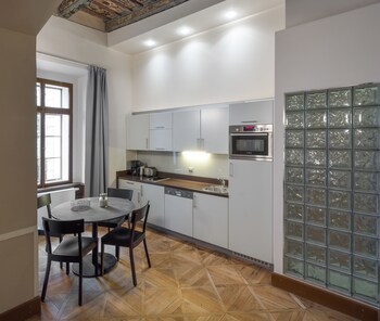 3 Epoques Apartments By Adrez Living