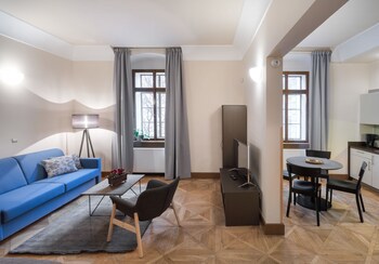 3 Epoques Apartments By Adrez Living