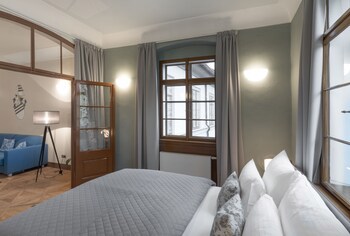 3 Epoques Apartments By Adrez Living