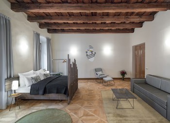 3 Epoques Apartments By Adrez Living