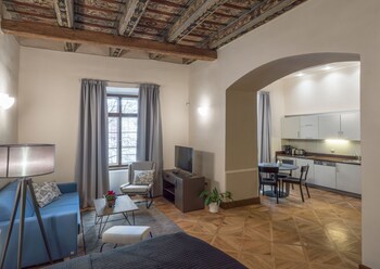3 Epoques Apartments By Adrez Living