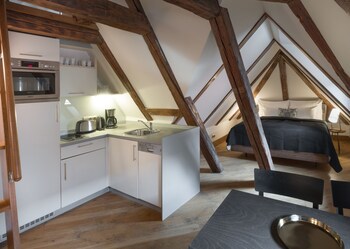 3 Epoques Apartments By Adrez Living