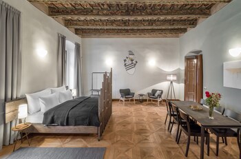 3 Epoques Apartments By Adrez Living