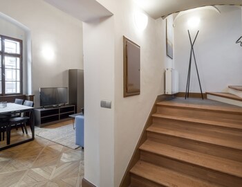 3 Epoques Apartments By Adrez Living