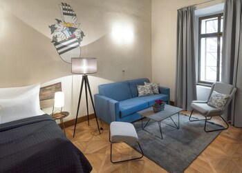 3 Epoques Apartments By Adrez Living