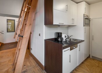 3 Epoques Apartments By Adrez Living