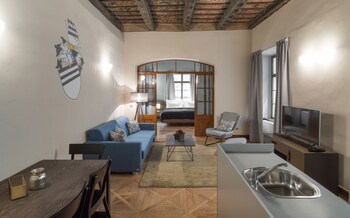 3 Epoques Apartments By Adrez Living