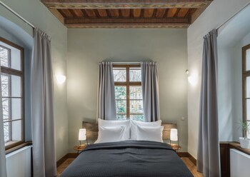 3 Epoques Apartments By Adrez Living