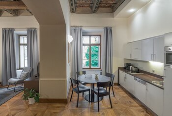 3 Epoques Apartments By Adrez Living