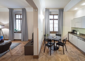 3 Epoques Apartments By Adrez Living