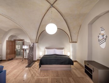 3 Epoques Apartments By Adrez Living