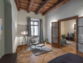 3 Epoques Apartments By Adrez Living
