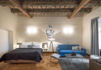 3 Epoques Apartments By Adrez Living