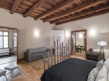 3 Epoques Apartments By Adrez Living
