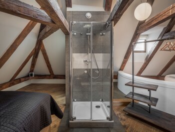 3 Epoques Apartments By Adrez Living