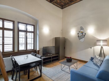 3 Epoques Apartments By Adrez Living