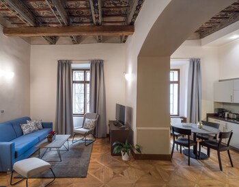 3 Epoques Apartments By Adrez Living