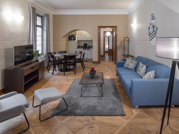3 Epoques Apartments By Adrez Living