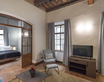 3 Epoques Apartments By Adrez Living