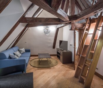 3 Epoques Apartments By Adrez Living
