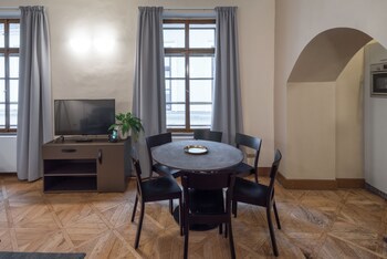 3 Epoques Apartments By Adrez Living
