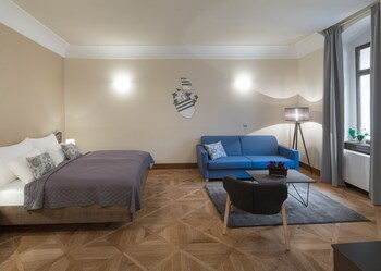 3 Epoques Apartments By Adrez Living