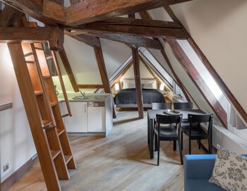 3 Epoques Apartments By Adrez Living