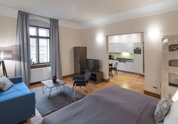3 Epoques Apartments By Adrez Living