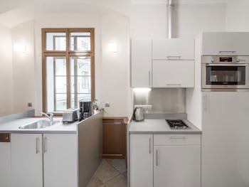 3 Epoques Apartments By Adrez Living