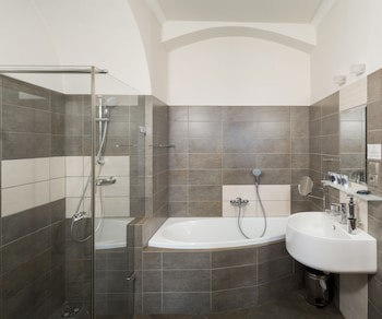 3 Epoques Apartments By Adrez Living