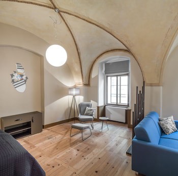3 Epoques Apartments By Adrez Living