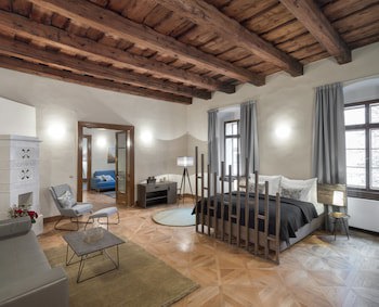 3 Epoques Apartments By Adrez Living