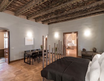 3 Epoques Apartments By Adrez Living