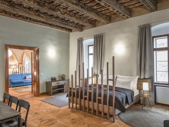 3 Epoques Apartments By Adrez Living
