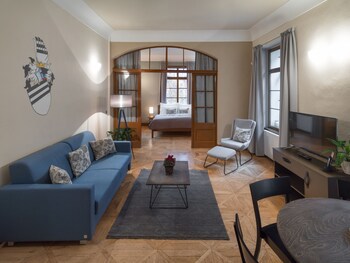 3 Epoques Apartments By Adrez Living