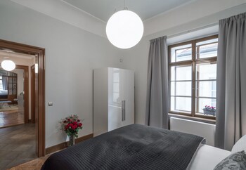 3 Epoques Apartments By Adrez Living