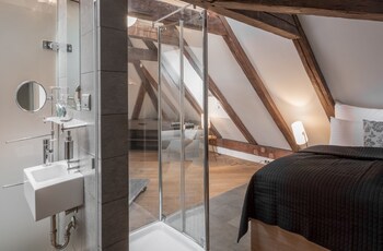 3 Epoques Apartments By Adrez Living