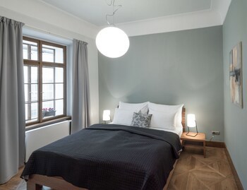 3 Epoques Apartments By Adrez Living
