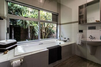 Sixteen Guest House On Main