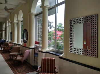 Elphinstone Hotel