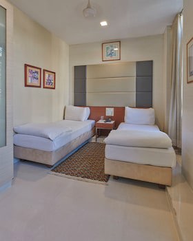 Elphinstone Hotel