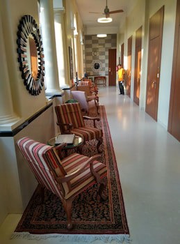 Elphinstone Hotel