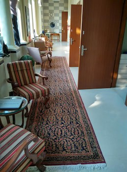 Elphinstone Hotel