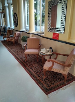 Elphinstone Hotel