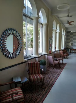 Elphinstone Hotel